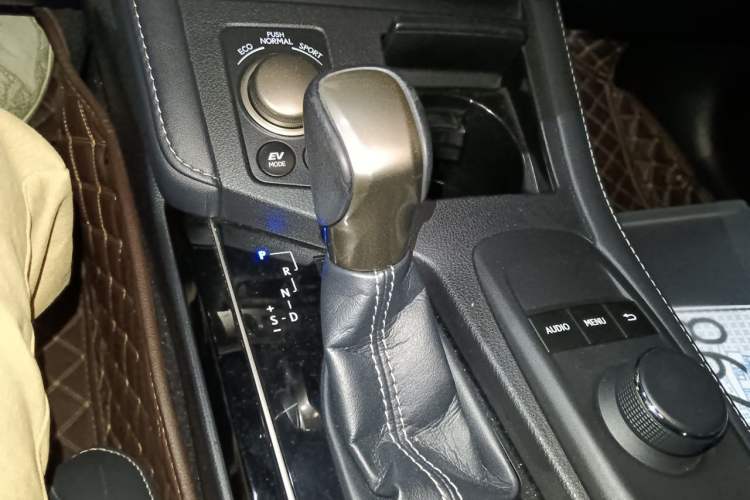 Used Lexus ES 2015 300h Comfort Edition Gear Lever