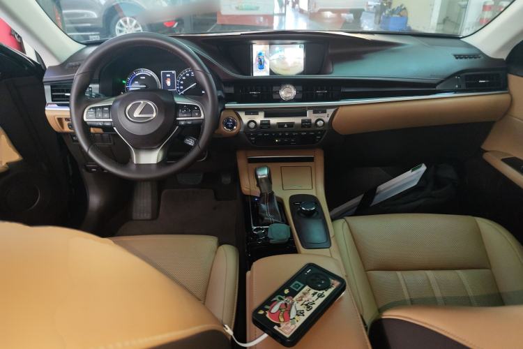 Used Lexus ES 2015 300h Comfort Edition Interior 2