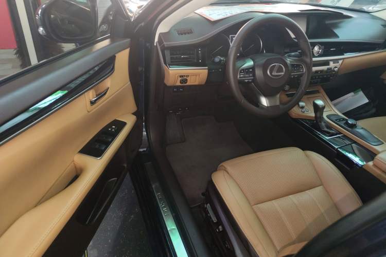 Used Lexus ES 2015 300h Comfort Edition Interior 3