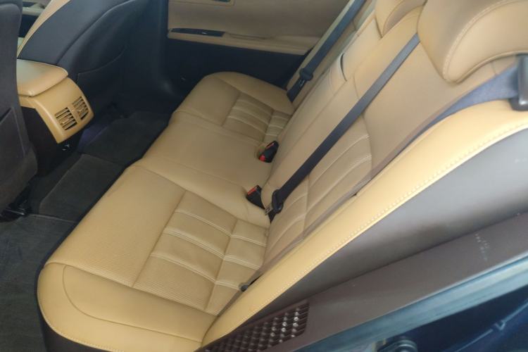 Used Lexus ES 2015 300h Comfort Edition Interior 4
