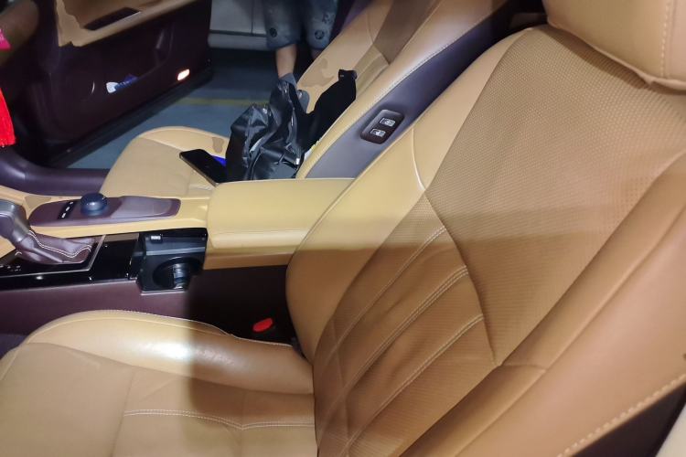 Used Lexus ES 2015 300h Luxury Edition Left Front Seat