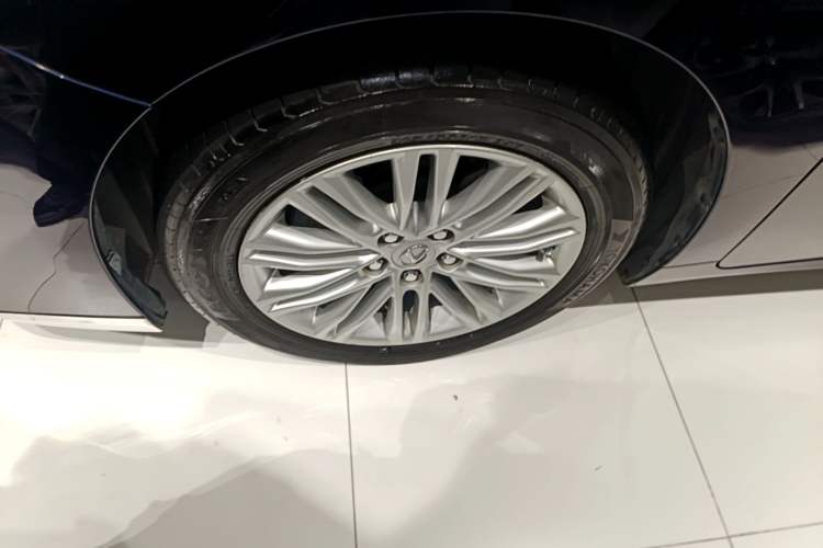Used Lexus ES 2015 300h Comfort Edition Left Front Wheel Hub