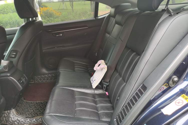 Used Lexus ES 2015 300h Luxury Edition Left Rear Seat