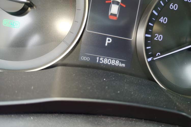 Used Lexus ES 2015 300h Luxury Edition Odometer Close Up