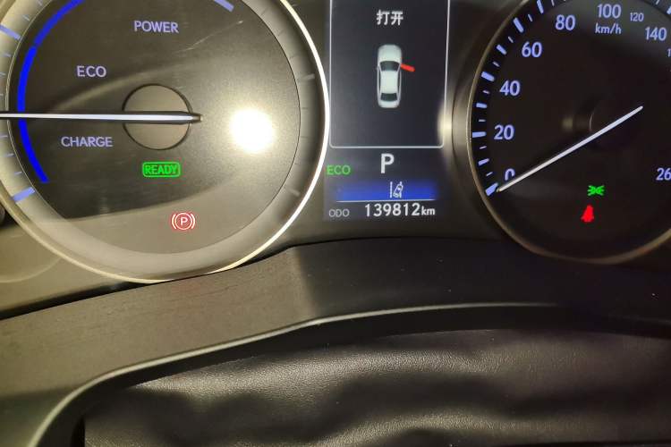 Used Lexus ES 2015 300h Luxury Edition Odometer Close Up
