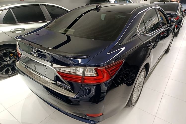 Used Lexus ES 2015 300h Comfort Edition Rear Right 45 Deg