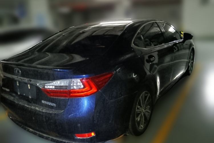 Used Lexus ES 2015 300h Comfort Edition Rear Right 45 Deg