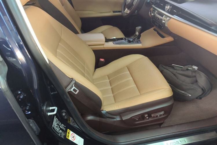 Used Lexus ES 2015 300h Comfort Edition Right Front Seat