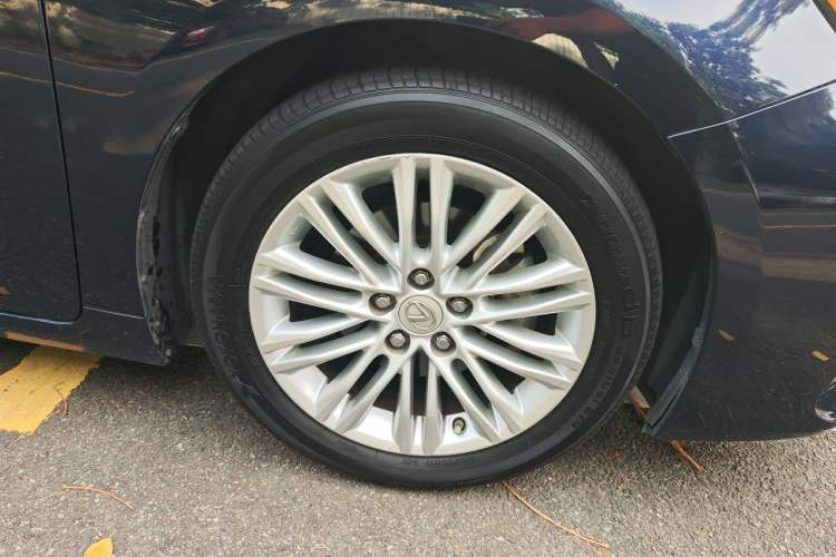 Used Lexus ES 2015 200 Comfort Edition Right Front Wheel Hub