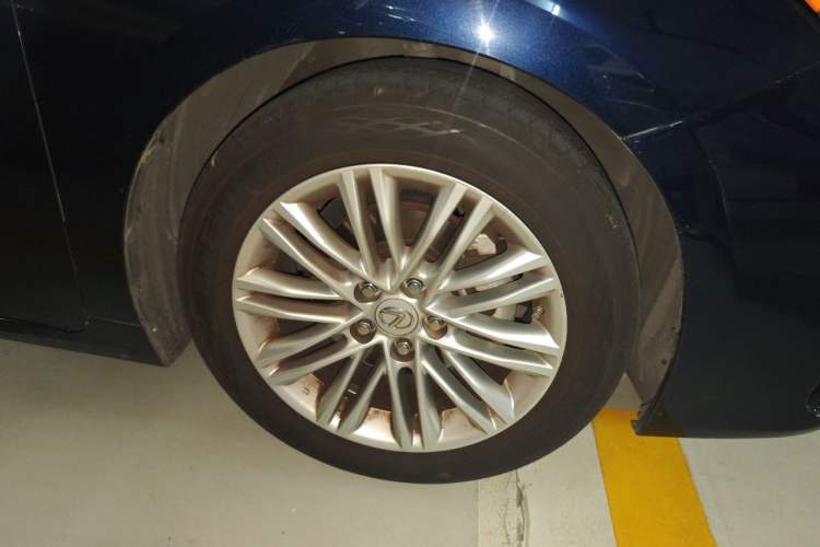 Used Lexus ES 2015 200 Elite Edition Right Front Wheel Hub
