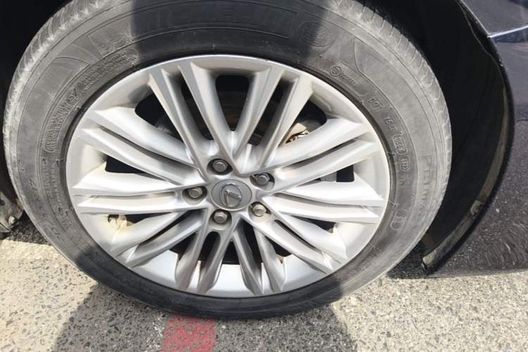 Used Lexus ES 2015 200 Elite Edition Right Front Wheel Hub