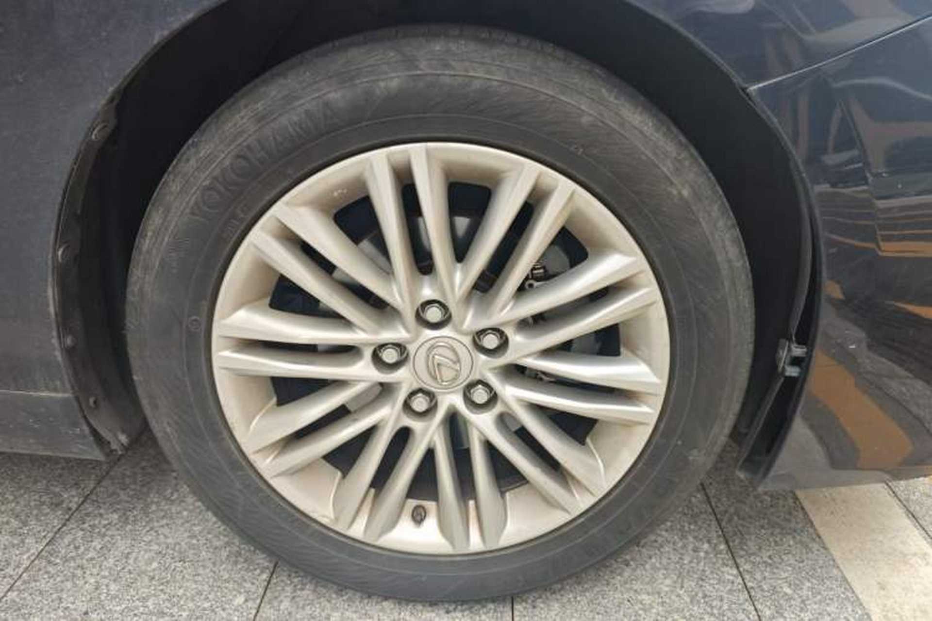 Used Lexus ES 2015 200 Elite Edition Right Front Wheel Hub