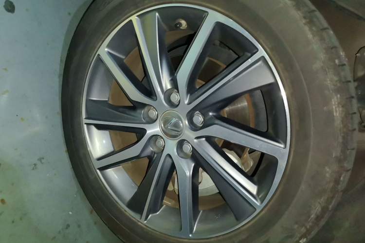 Used Lexus ES 2015 300h Luxury Edition Right Front Wheel Hub