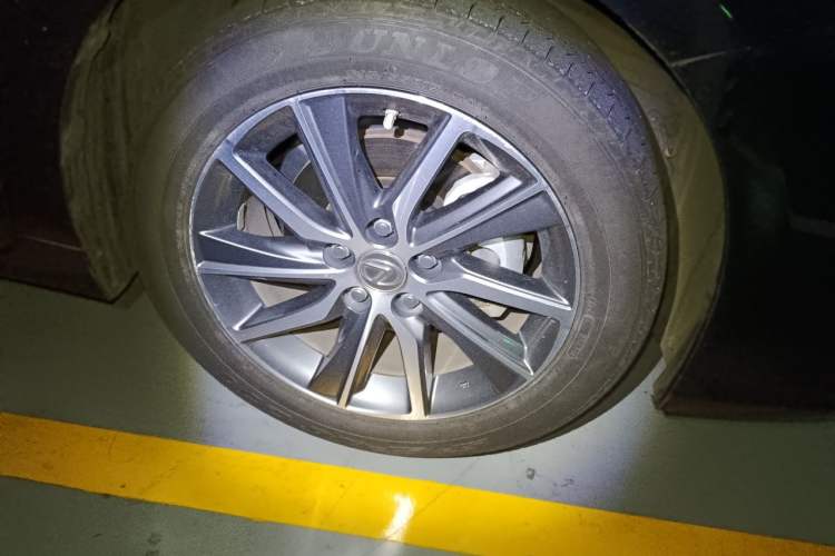 Used Lexus ES 2015 300h Comfort Edition Right Front Wheel Hub