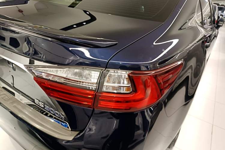 Used Lexus ES 2015 300h Comfort Edition Right Rear Taillight