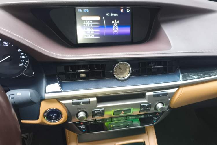 Used Lexus ES 2015 300h Comfort Edition Audio And AC Panel