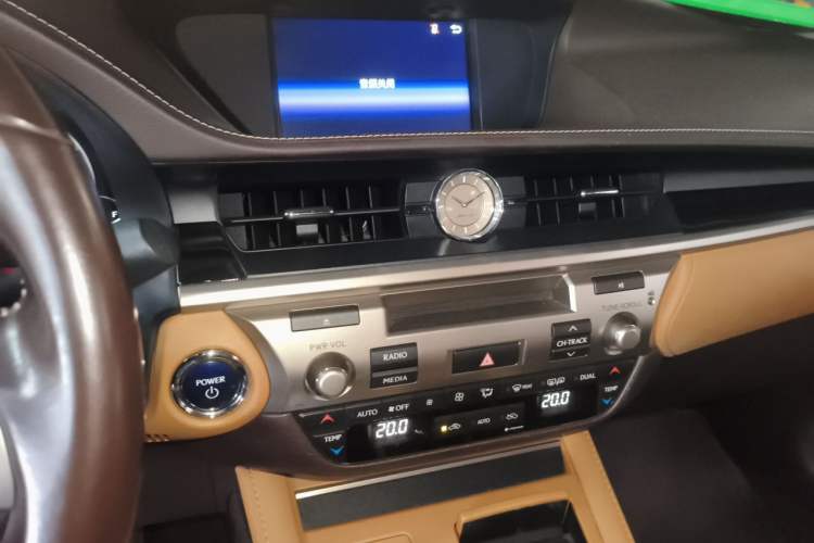 Used Lexus ES 2015 300h Comfort Edition Audio And AC Panel