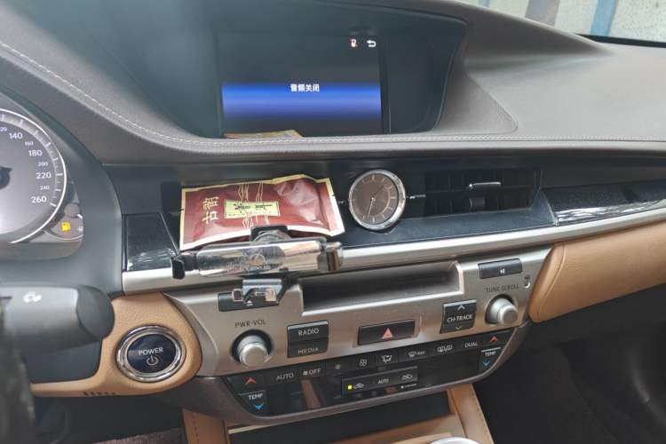 Used Lexus ES 2015 300h Comfort Edition Audio And AC Panel