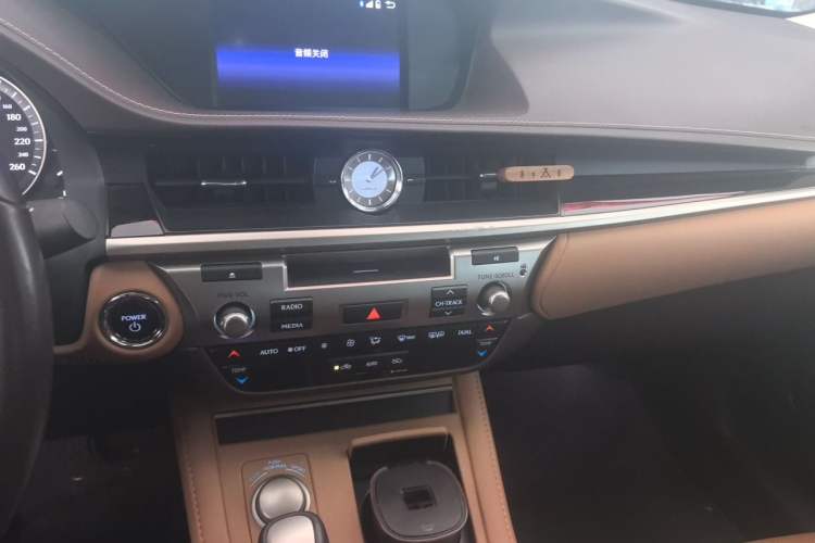 Used Lexus ES 2015 300h Comfort Edition Audio And AC Panel