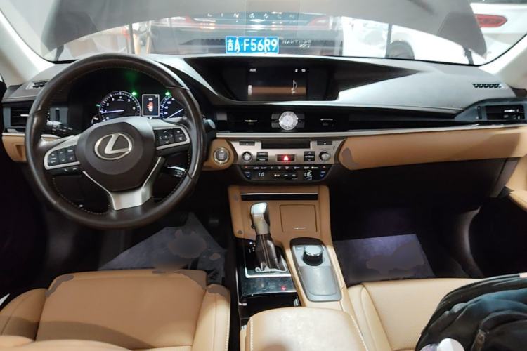 Used Lexus ES 2015 200 Elite Edition Center Console