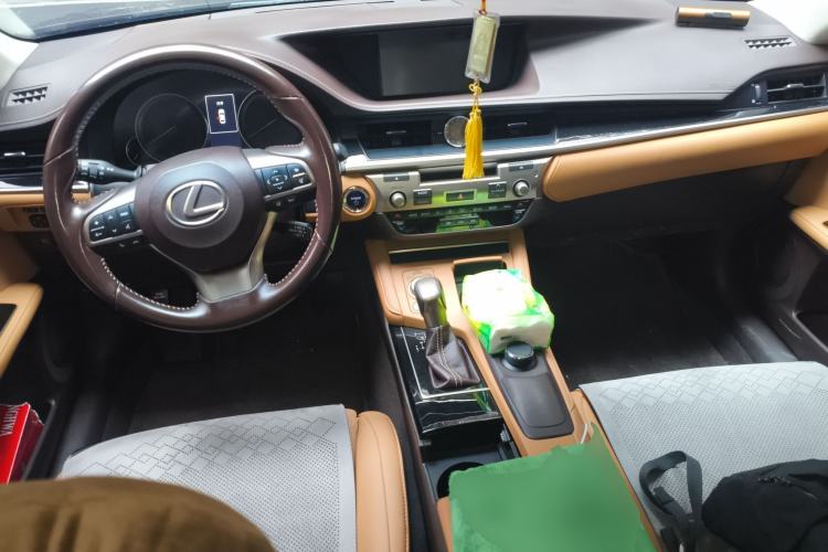 Used Lexus ES 2015 300h Comfort Edition Center Console