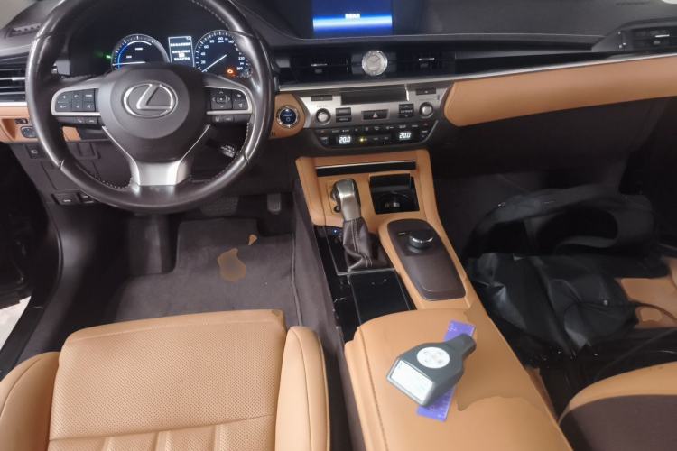 Used Lexus ES 2015 300h Comfort Edition Center Console