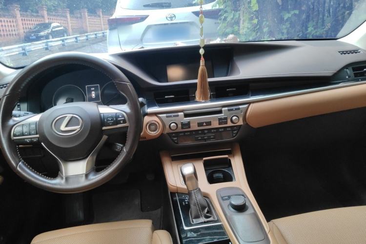 Used Lexus ES 2015 200 Elite Edition Center Console
