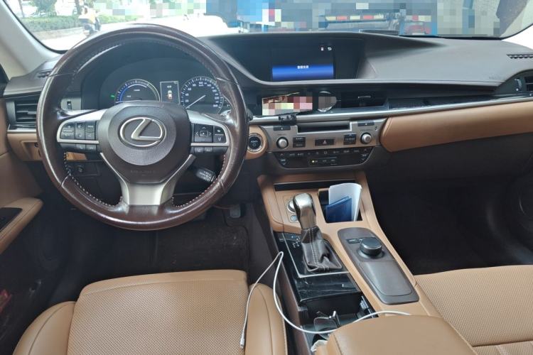 Used Lexus ES 2015 300h Comfort Edition Center Console
