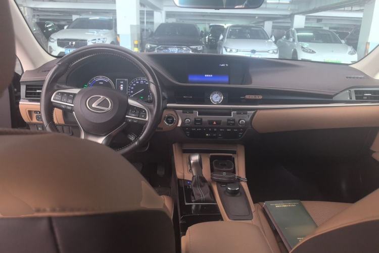 Used Lexus ES 2015 300h Comfort Edition Center Console