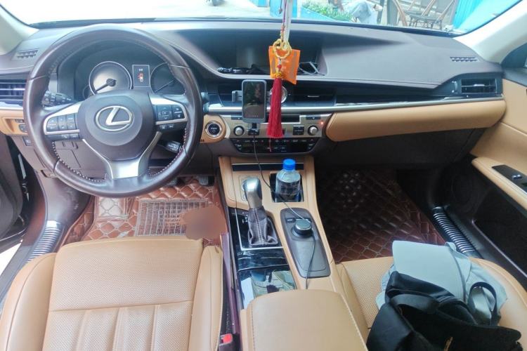 Used Lexus ES 2015 300h Comfort Edition Center Console