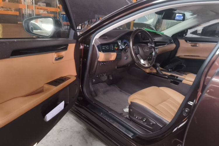 Used Lexus ES 2015 300h Comfort Edition Driver Seat