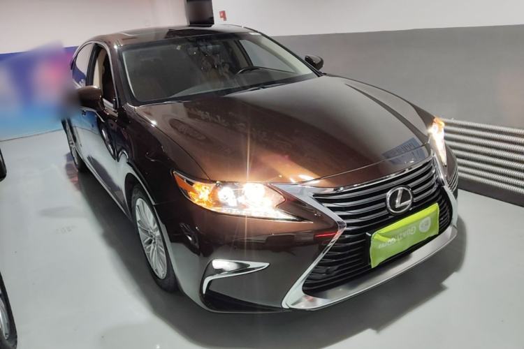 Used Lexus ES 2015 200 Elite Edition Front Right 45 Deg