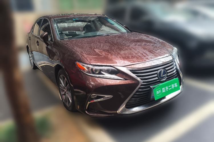 Used Lexus ES 2015 300h Comfort Edition Front Right 45 Deg