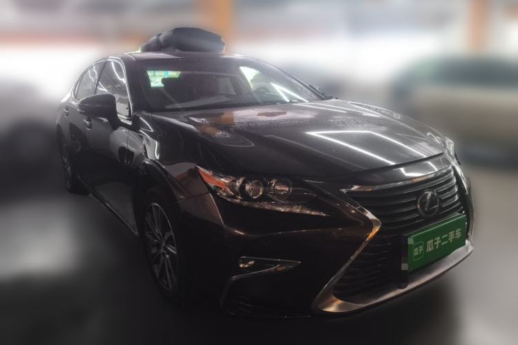 Used Lexus ES 2015 300h Comfort Edition Front Right 45 Deg