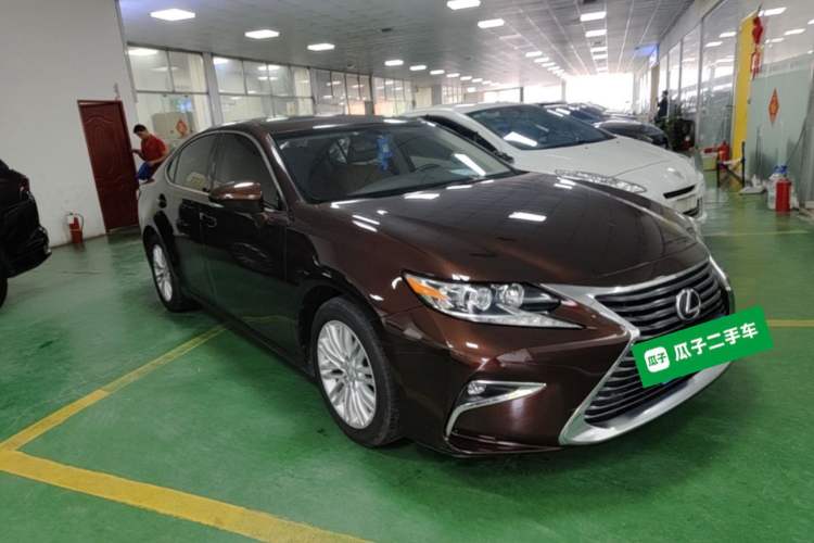 Used Lexus ES 2015 200 Elite Edition Front Right 45 Deg