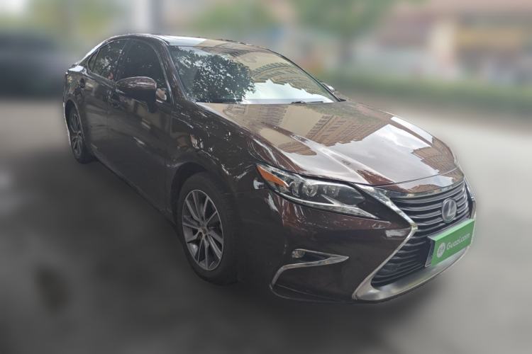 Used Lexus ES 2015 300h Comfort Edition Front Right 45 Deg