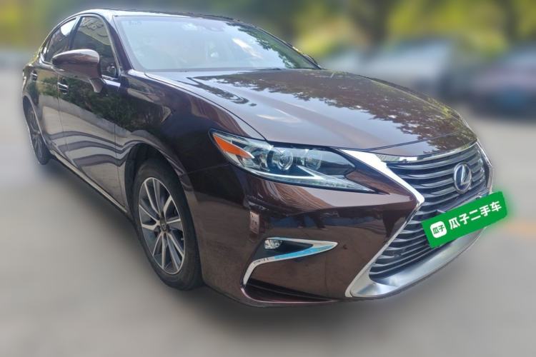 Used Lexus ES 2015 300h Comfort Edition Front Right 45 Deg