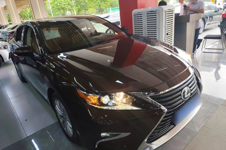 Used Lexus ES 2015 200 Elite Edition Front Right 45 Deg