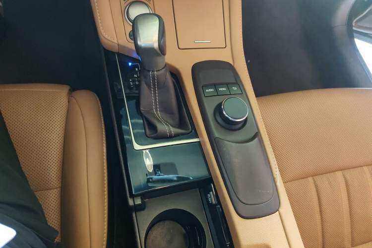 Used Lexus ES 2015 200 Elite Edition Gear Lever