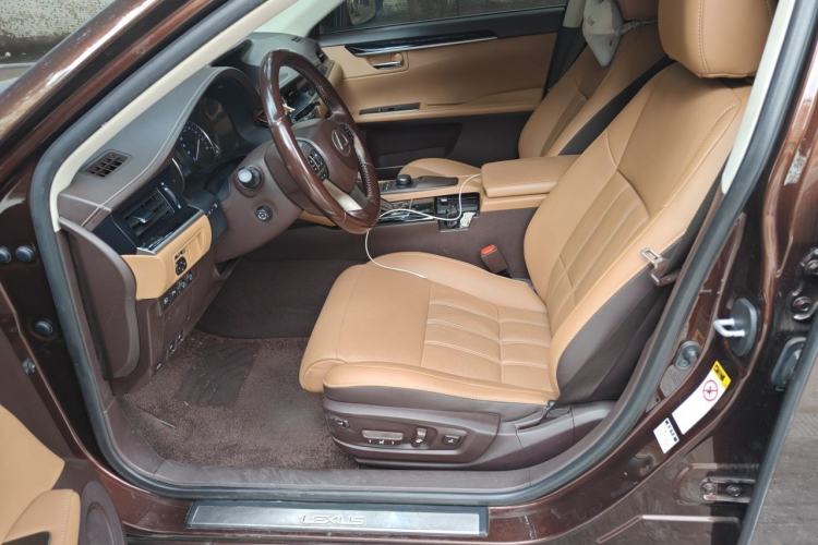 Used Lexus ES 2015 300h Comfort Edition Left Front Seat