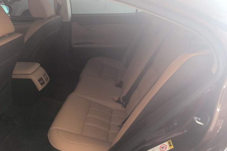 Used Lexus ES 2015 300h Comfort Edition Left Rear Seat