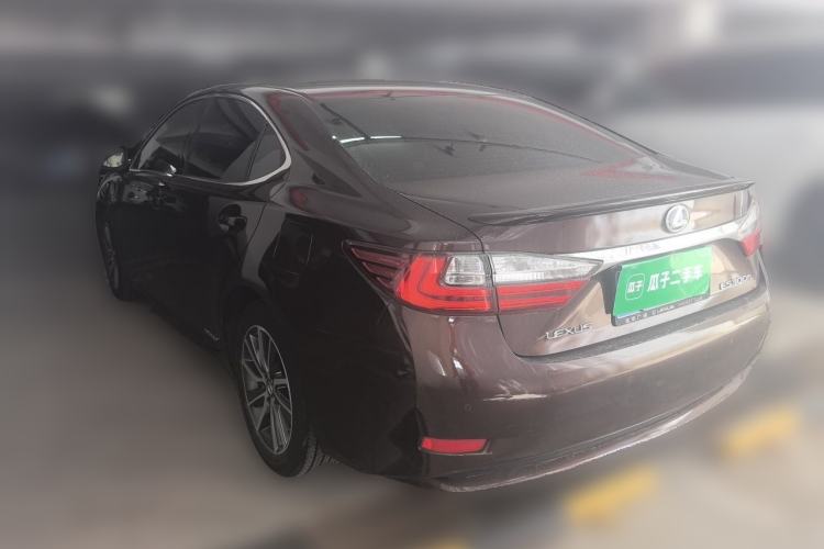 Used Lexus ES 2015 300h Comfort Edition Rear Left 45 Deg