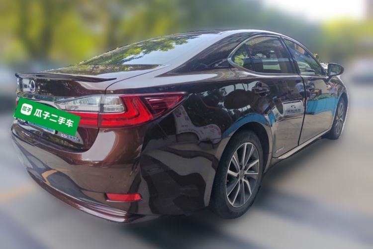Used Lexus ES 2015 300h Comfort Edition Rear Right 45 Deg
