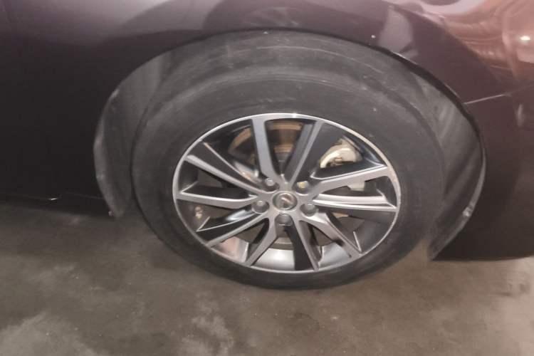 Used Lexus ES 2015 300h Comfort Edition Right Front Wheel Hub
