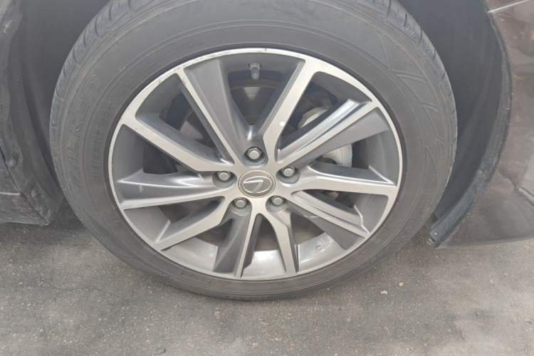 Used Lexus ES 2015 300h Comfort Edition Right Front Wheel Hub