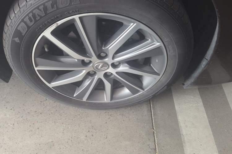 Used Lexus ES 2015 300h Comfort Edition Right Front Wheel Hub