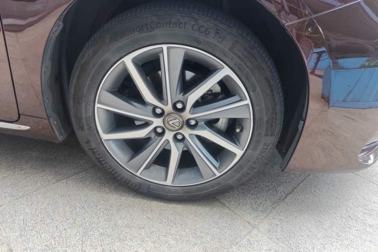 Used Lexus ES 2015 300h Comfort Edition Right Front Wheel Hub