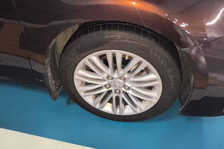 Used Lexus ES 2015 200 Elite Edition Right Front Wheel Hub