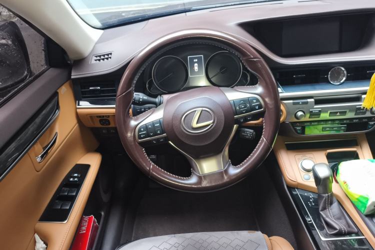 Used Lexus ES 2015 300h Comfort Edition Steering Wheel