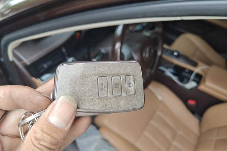 Used Lexus ES 2015 300h Comfort Edition Vehicle Key